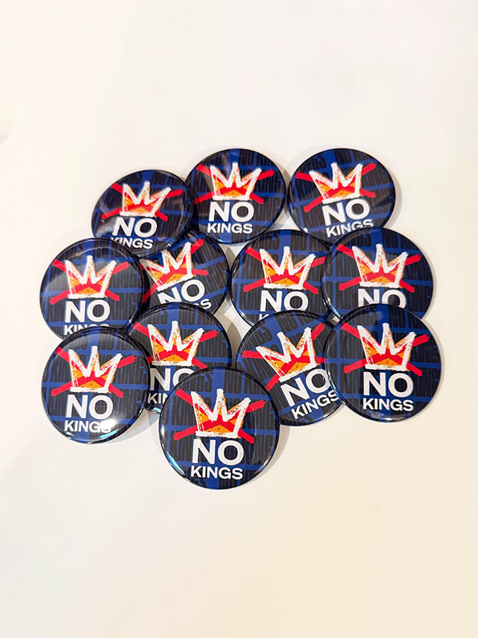 🔥Buy 3 Get 15% Off🔥Unisex Retro No Kings Day Print Pin-Back Button